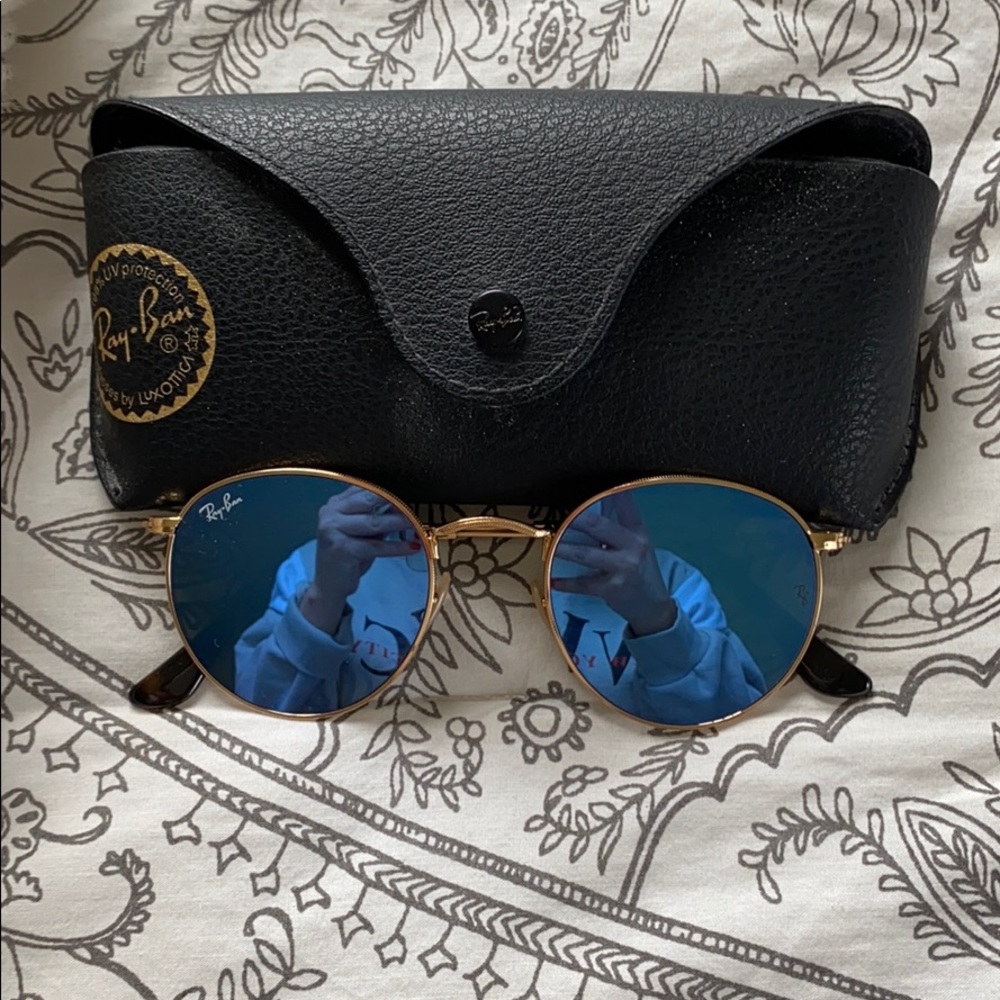 Blue circle raybans!